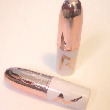 LA “RiRi Hearts MAC – Holiday Collection” (Video Inside)