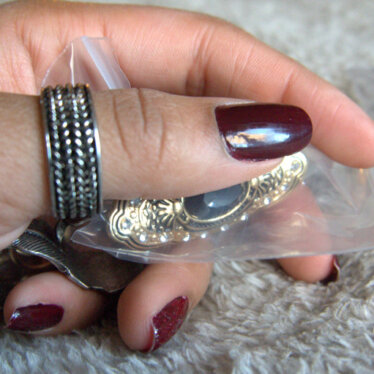 Des bijoux pleins les doigts