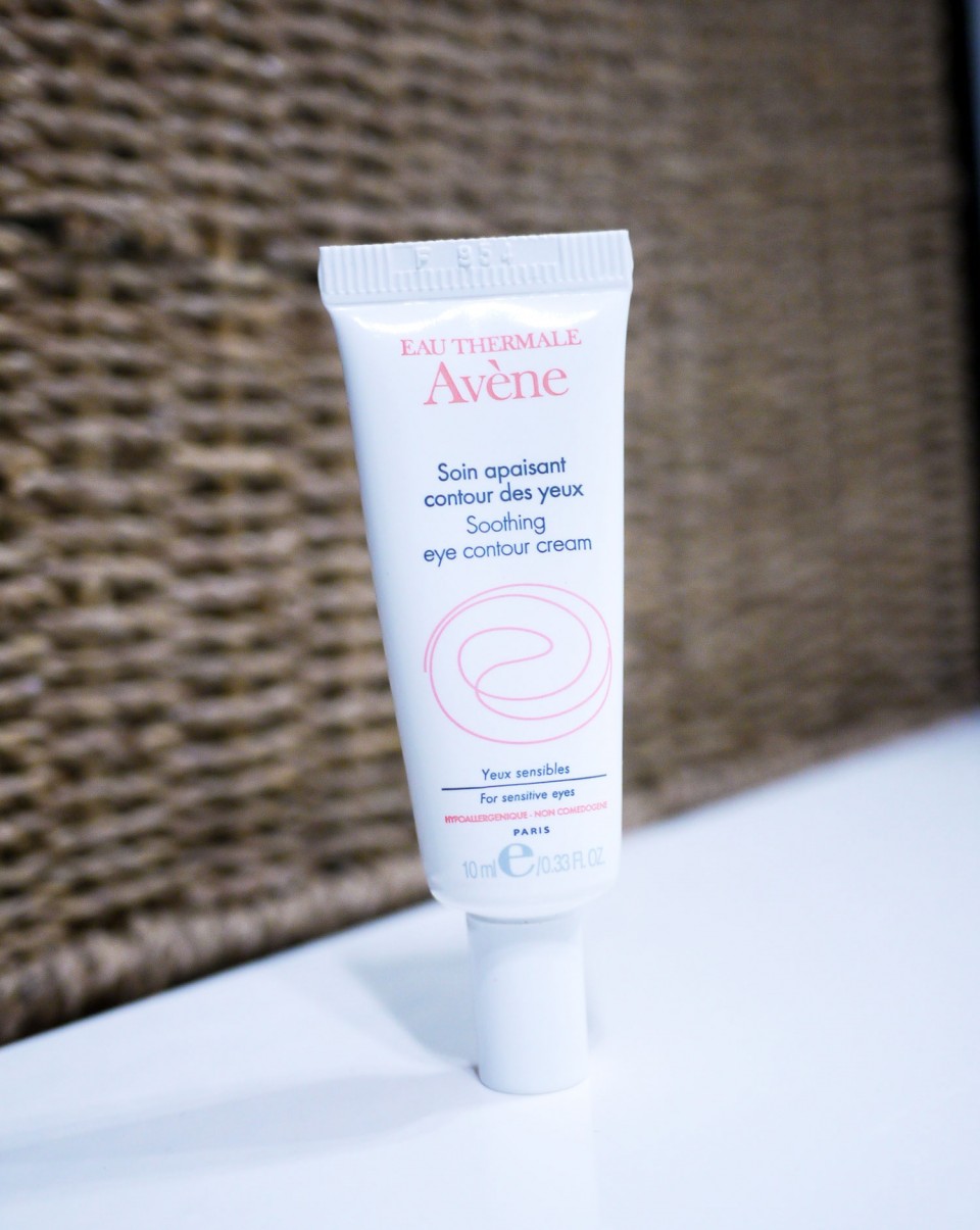 soin contour de l'oeil avene