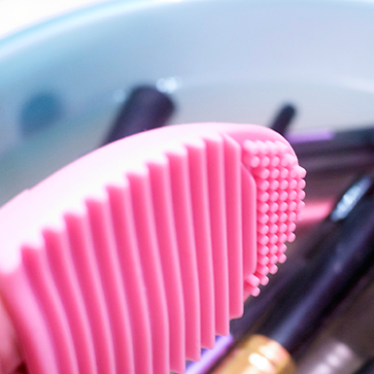 Nettoyage facile de mes pinceaux avec mon BrushEgg !