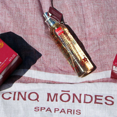 Une peau sublime en vacances avec Cinq Mondes